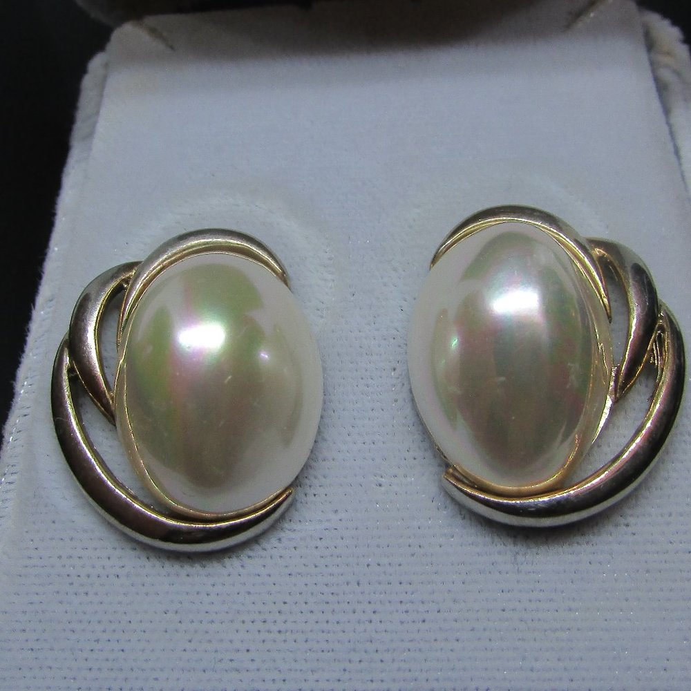 ❤️‍🔥Vintage 80s Pearl Dome Stud Earrings – Gold Tone Statement Studs